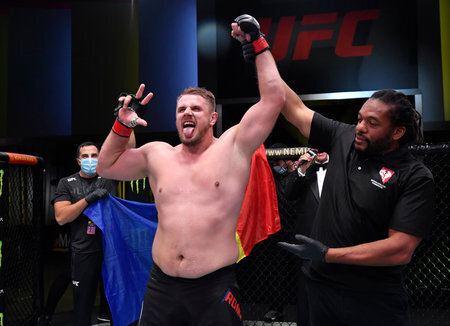 Кинг-конг раздавил американца в UFC. Пояс Романов получал в гробовой тишине.