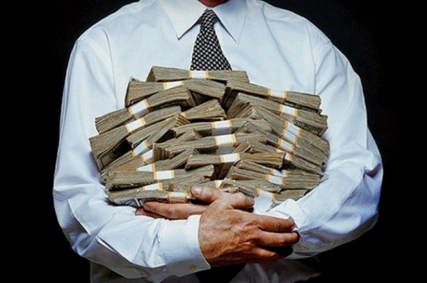 Росстат раскрыл зарплаты чиновников в пандемийном году. Как отличаются зарплаты «слуг народа» и простых россиян за 2021 год?