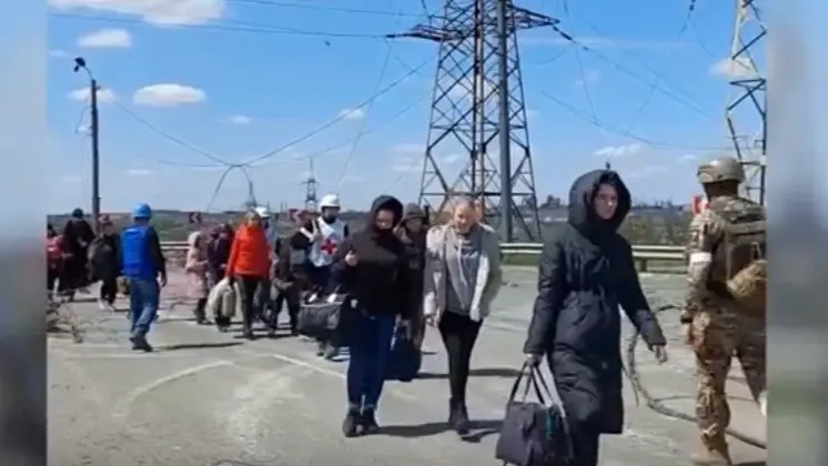 «Если мы здесь поляжем, значит и вы подохните»: Эвакуированные гражданские с «Азовстали» рассказали, как нацисты запрещали им выходить по гумкоридорам