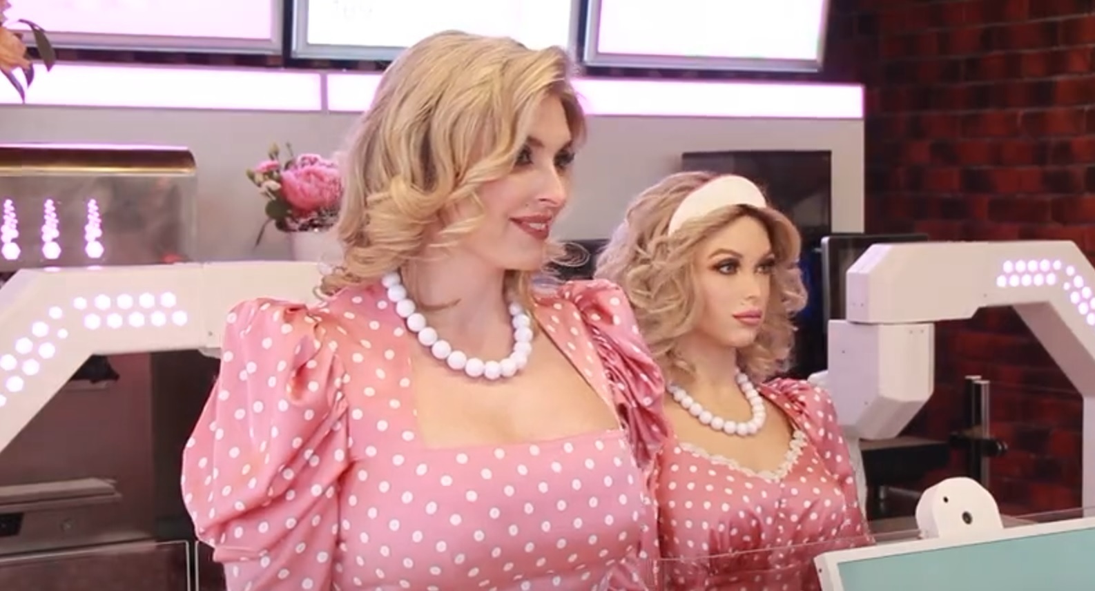 Андроид-Дуняша за прилавком в Перми