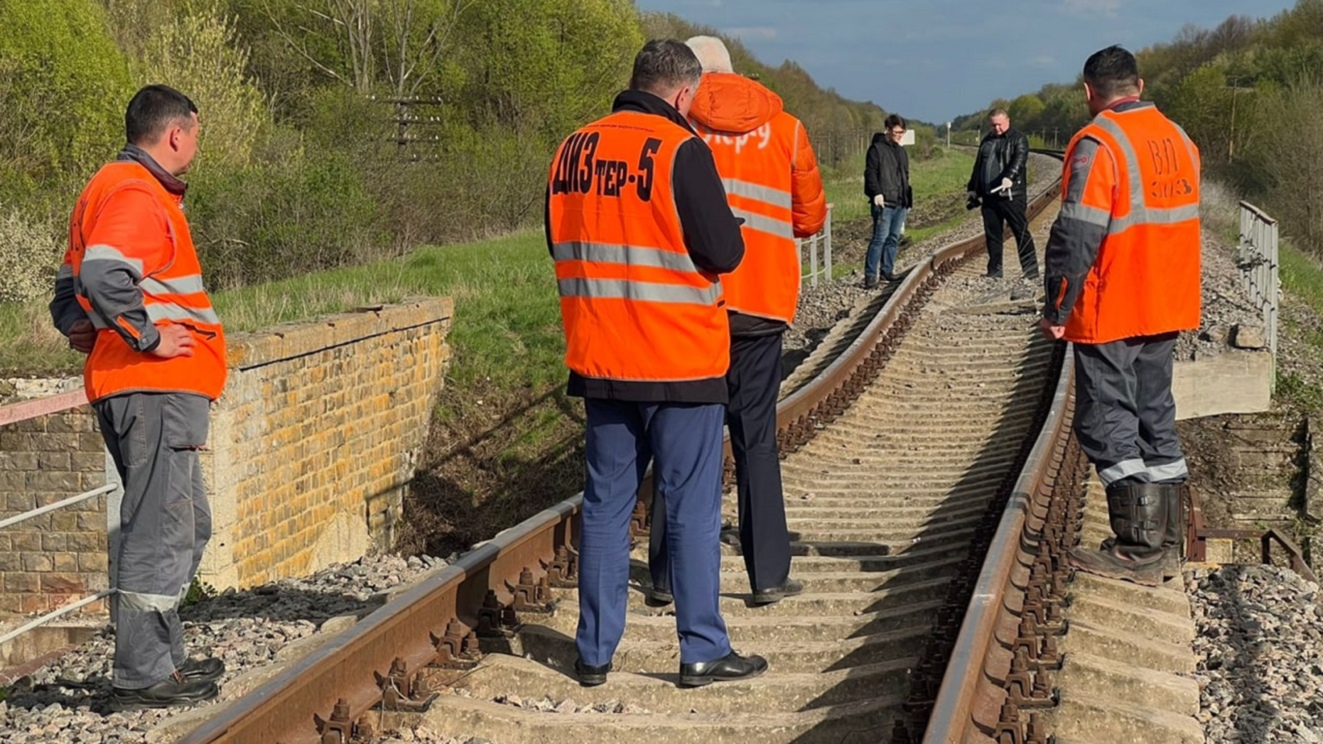 Российский железнодорожный мост взорван вблизи границы с Украиной, чиновник называет это '‘саботажем'’
