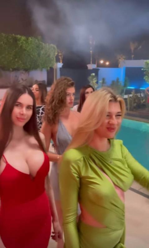 Моргенштерн развлекается с девочками в Дубае после расставания с Диларой.