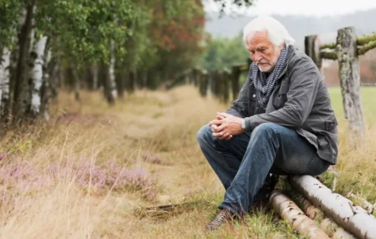 "Сразу иди в дом лесника, не теряй время" - говорил ей во сне покойный отец