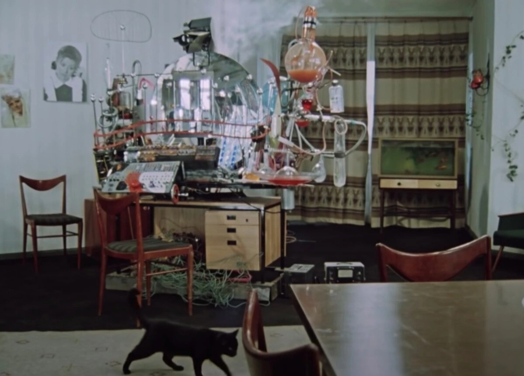 Почему машина времени находится дома у изобретателя Тимофеева?