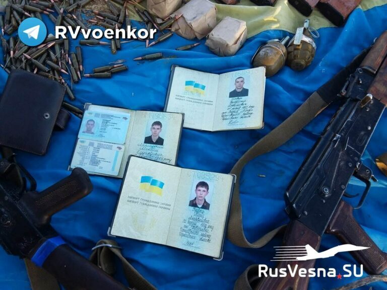 Тела убитых украинских воинов под Изюмом были оставлены их товарищами и захоронены в братских могилах российскими воинами.