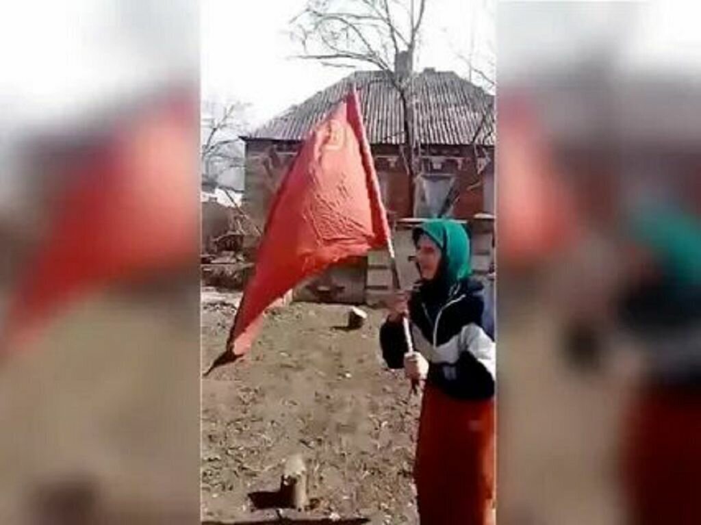 Нашлась бабушка с красным флагом. Жива-здорова!