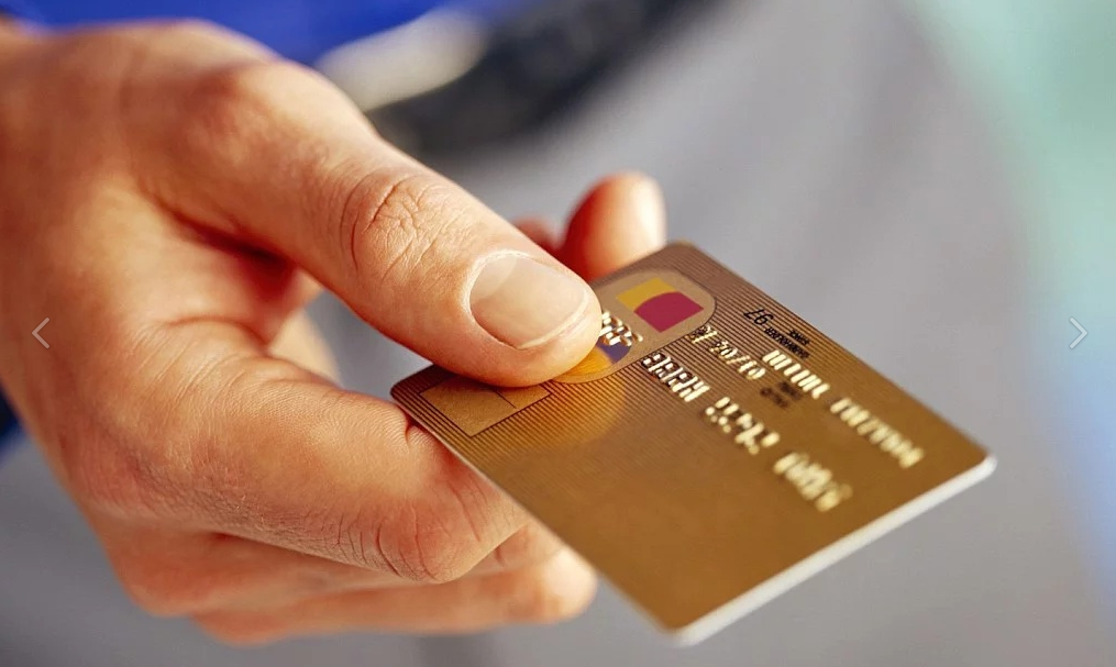 Мошенничество не знает границ: Как купить билеты в театр, но не пойти на спектакль? Как заказать букет цветов, но не получить его?