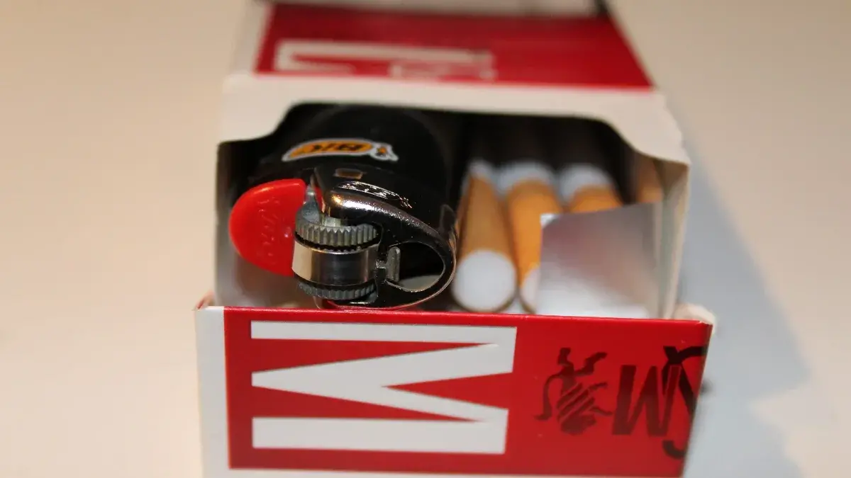 Какой штраф положен соседу, который дымит на балконе: в России за курение в подъездах, лифтах, коммуналках выпишут штрафы