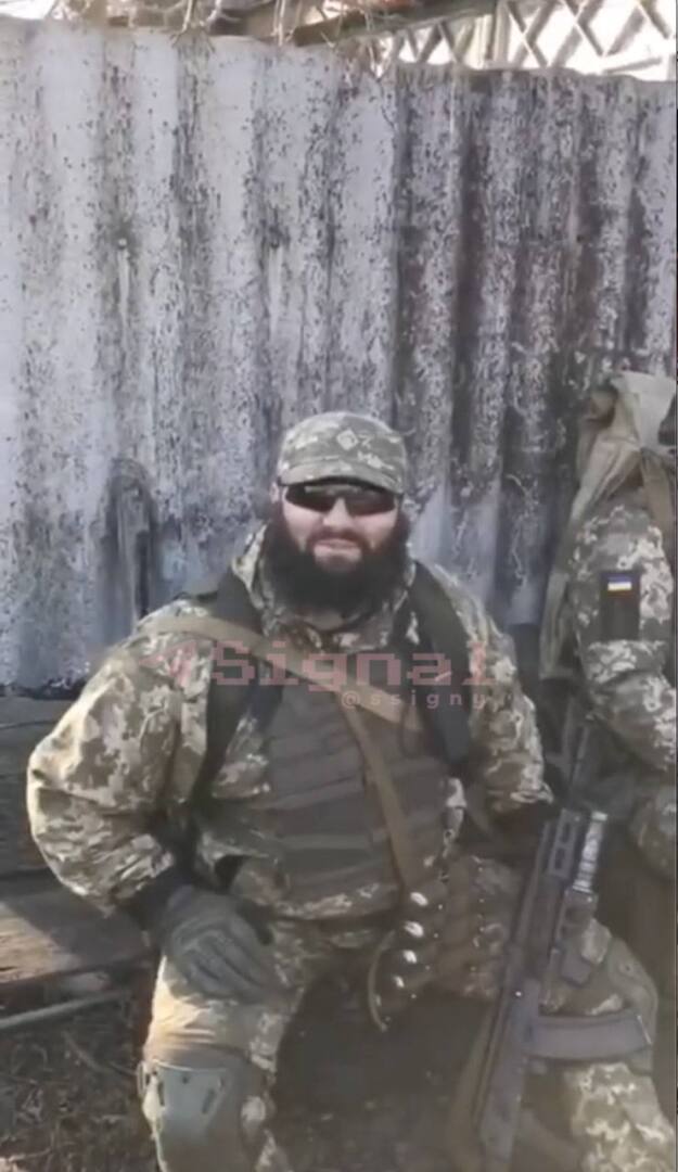 Четверо человек на видео, где обещают "не брать в плен" российских солдат и "уничтожать нацию" удалось опознать: