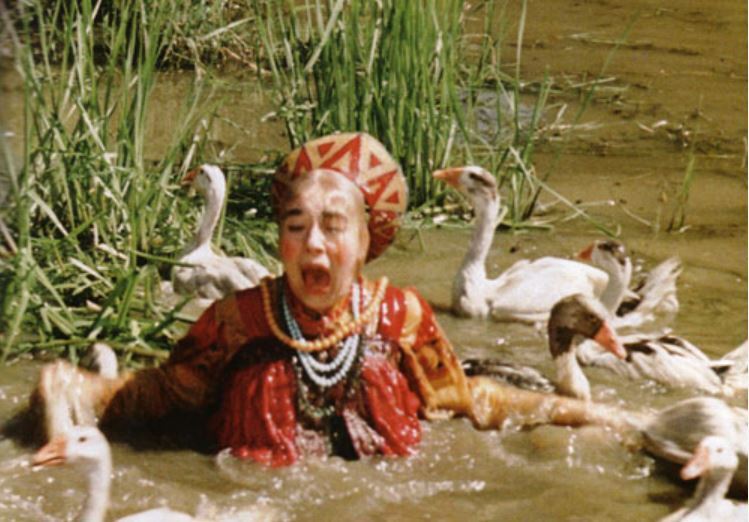 Уж такая у меня доченька. Ей что день, что ноченька. Целые сутки и шьет, и вяжет, Слова не скажет. Любимое блюдо потенциального жениха Марфушки?