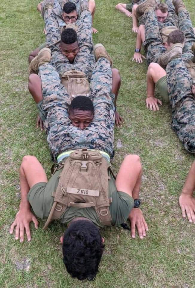 Американец с Джавелином – обезьяна с гранатой.