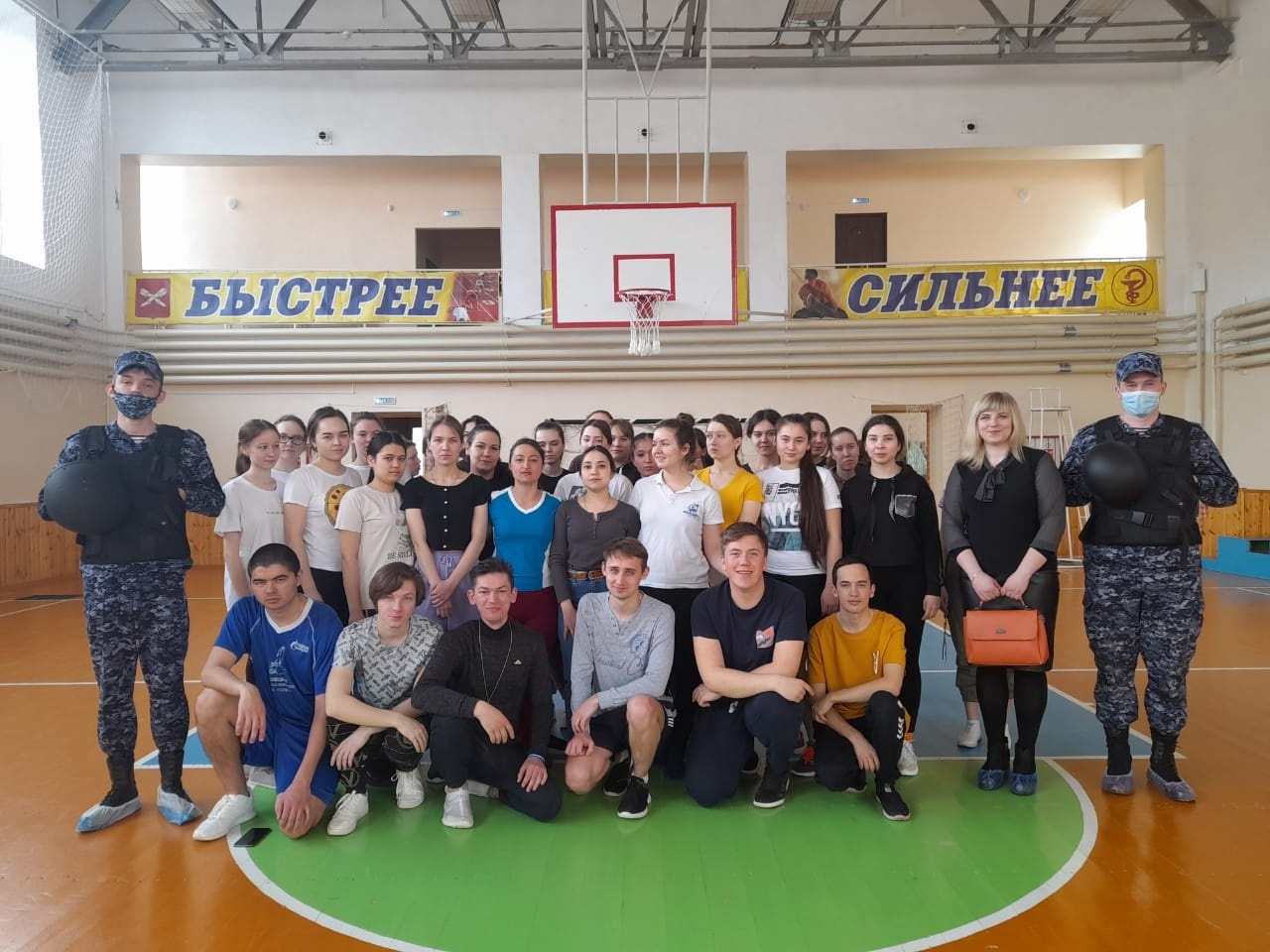 В Башкирии росгвардейцы провели урок мужества для студентов колледжа