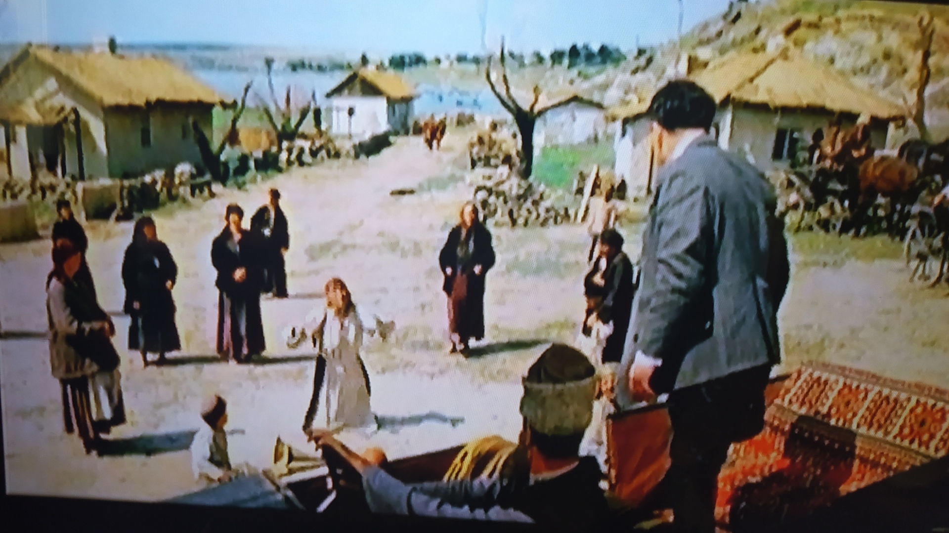 Атаман защити! Последнюю корову угнали! ... А знаешь ли ты, глупая женщина, что сегодня у тебя 1 корову взяли, а завтра...Сколько коров дадут завтра? 