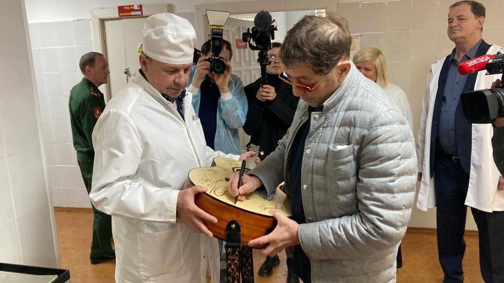 Григорий Лепс приехал в военный госпиталь в Екатеринбурге