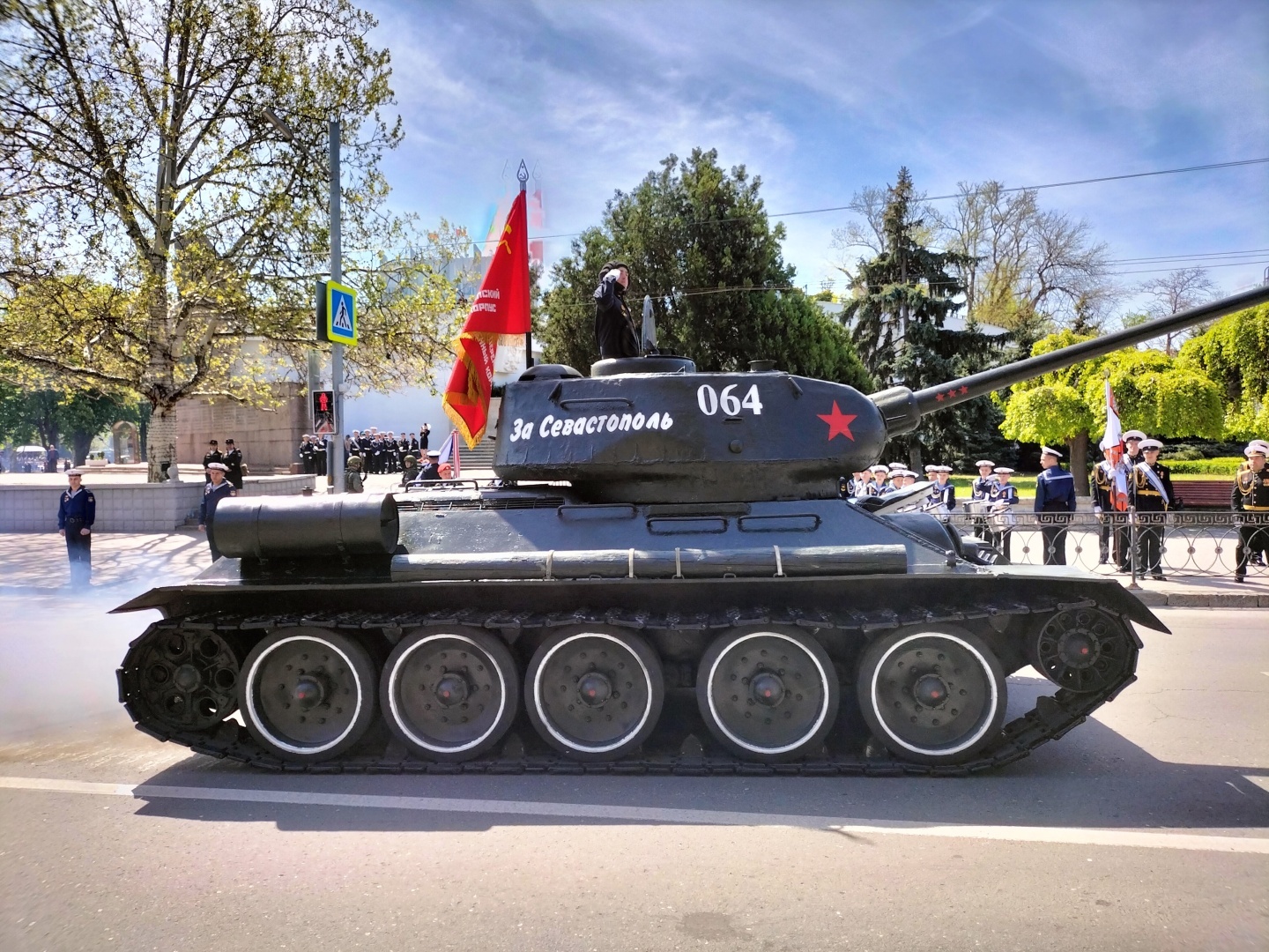 Какой танк первым пройдёт на параде Победы 9 мая в Севастополе - Фото с генеральной репетиции