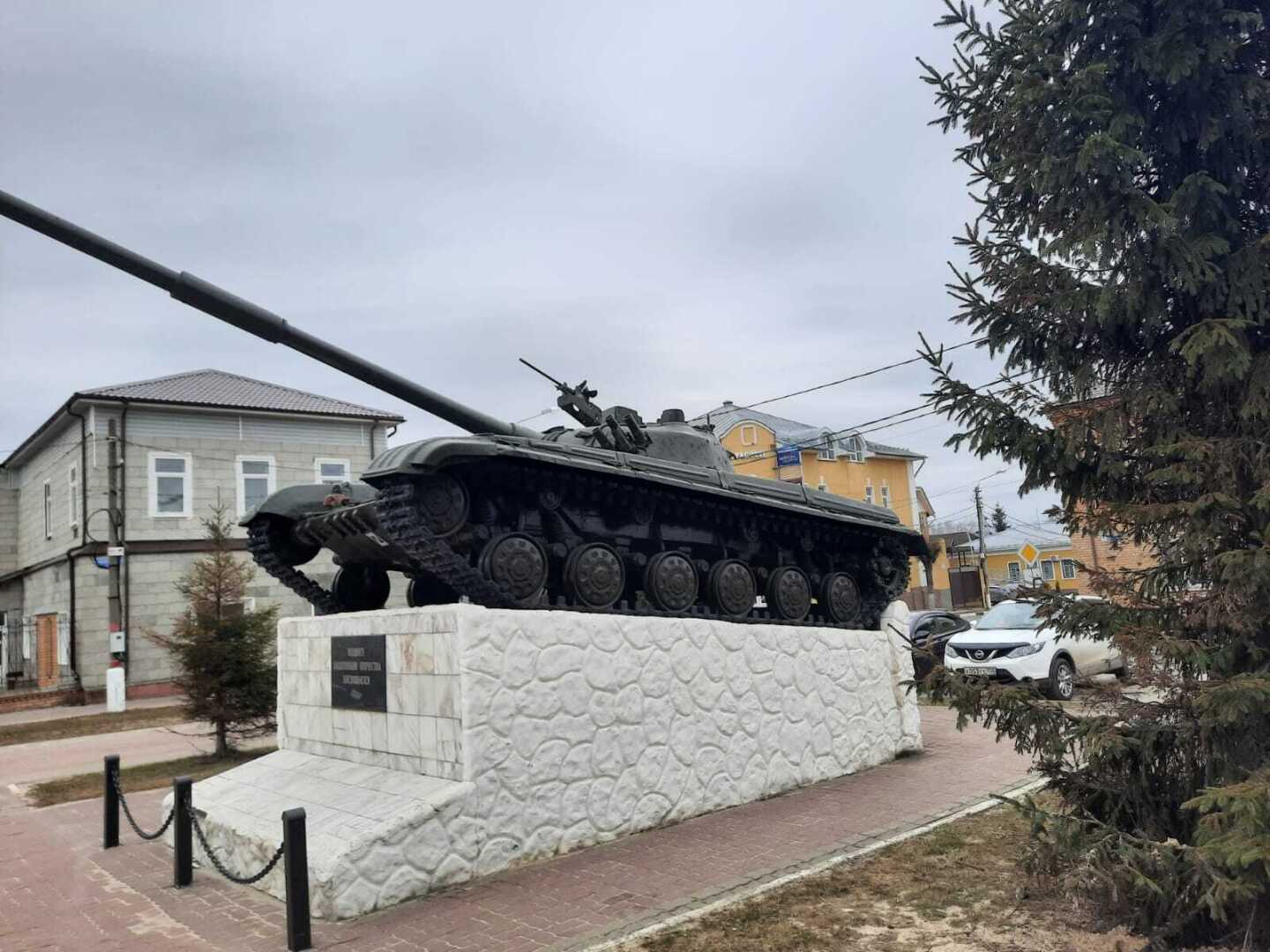 Памятник легендарному советскому танку Т64 в Павловском Пасаде Московской области