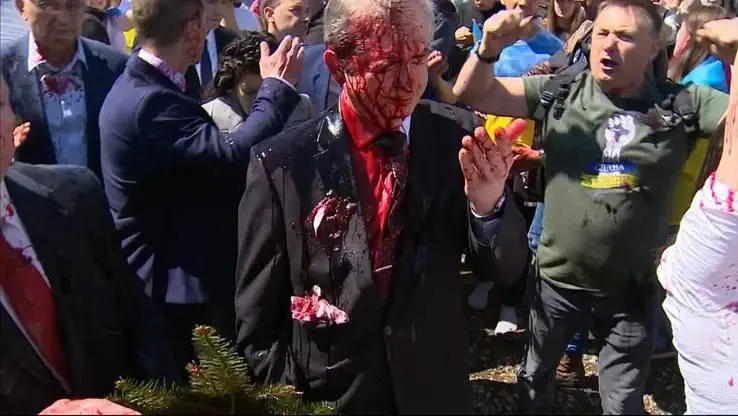 Облили «кровью»: в Варшаве 9 Мая российского посла Сергея Андреева облили «кровью» и не дали возложить цветы к памятнику советских воинов. Видео 