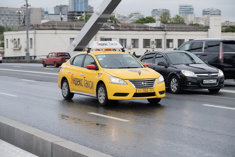 «Яндекс» запретил таксистам украшать машины георгиевскими лентами