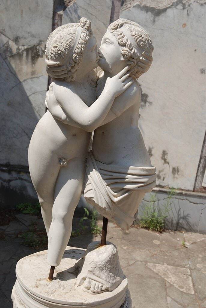 🧩 Факт: в Древнем Риме 14 февраля был посвящен Юноне — богине материнства и брака. Девушки писали любовные письма и складывали их в большую урну, а ю