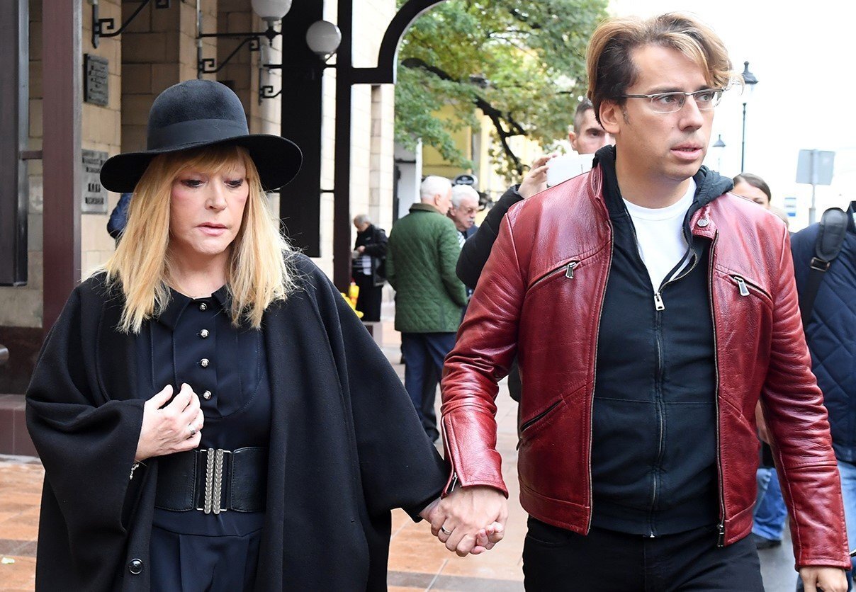 Бюджет для предателей: надо ли лишить российских пенсий, пособий и выплат Пугачеву, Хаматову и других дезертиров, сбежавших из России?