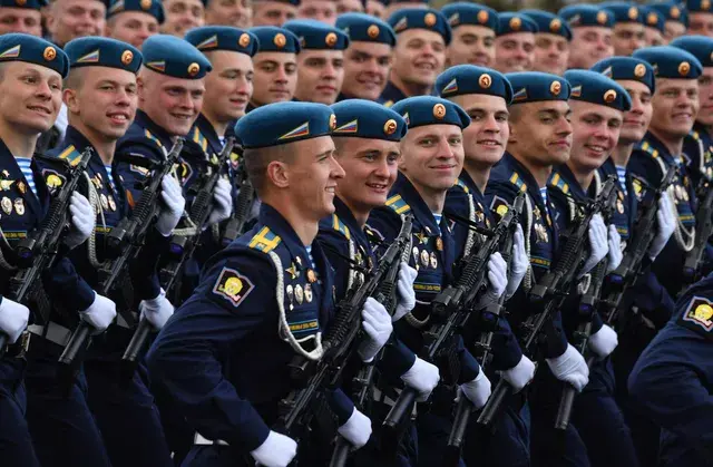 Непогода, десантники и речь президента. Чем запомнился парад Победы — 2022