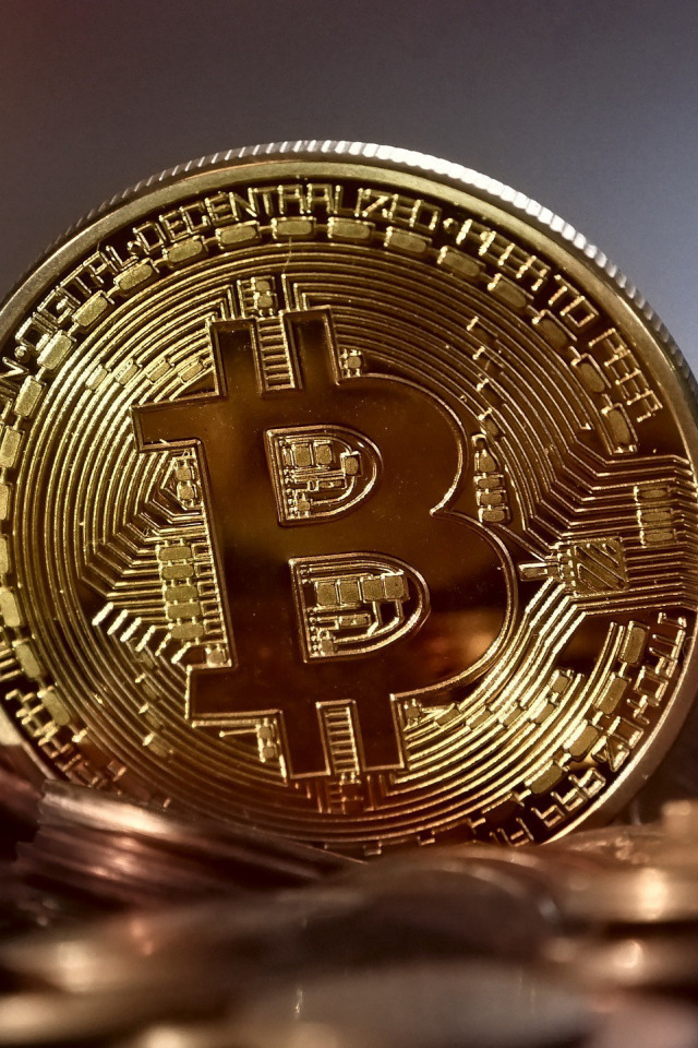 Впервые с лета 2021 года курс биткоина рухнул ниже 33 тысяч долларов.