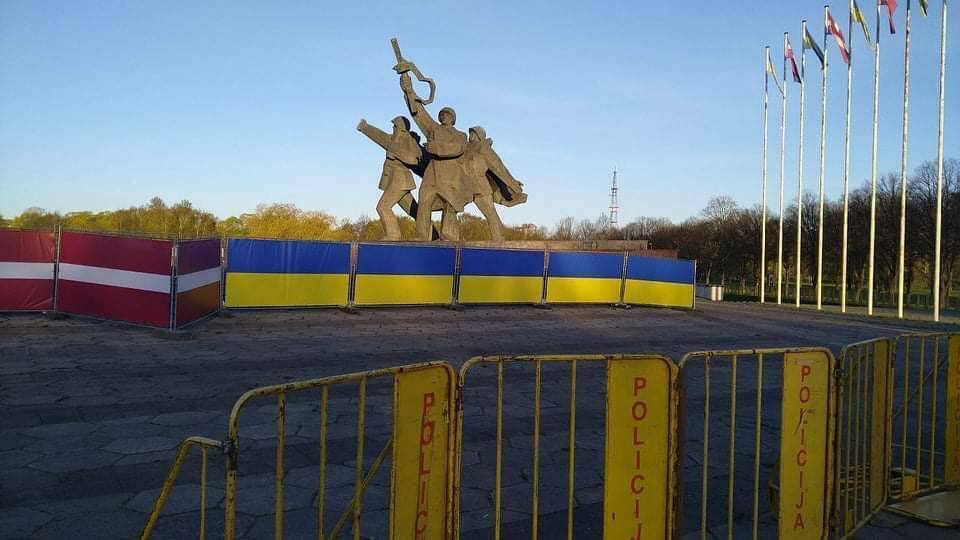 💥❗️В Латвии 🇱🇻 не могут смириться с тем, что население по-прежнему чтит советских героев-освободителей.
