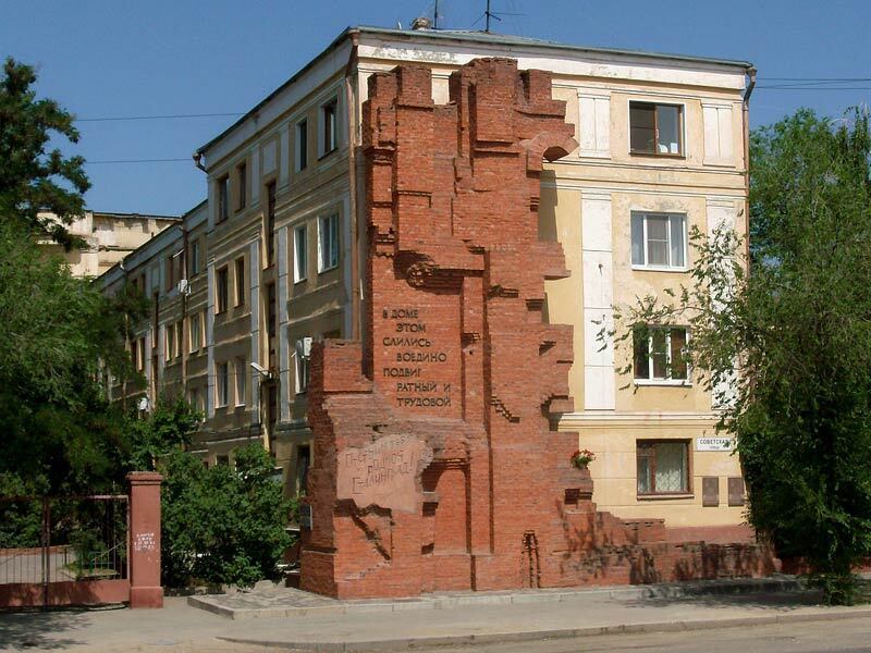 В войну немцы захватили Францию за 38 дней. В Сталинграде Дом Павлова держался 58 дней! Франция и Германия объединились 9 мая. А мы развалили СССР!