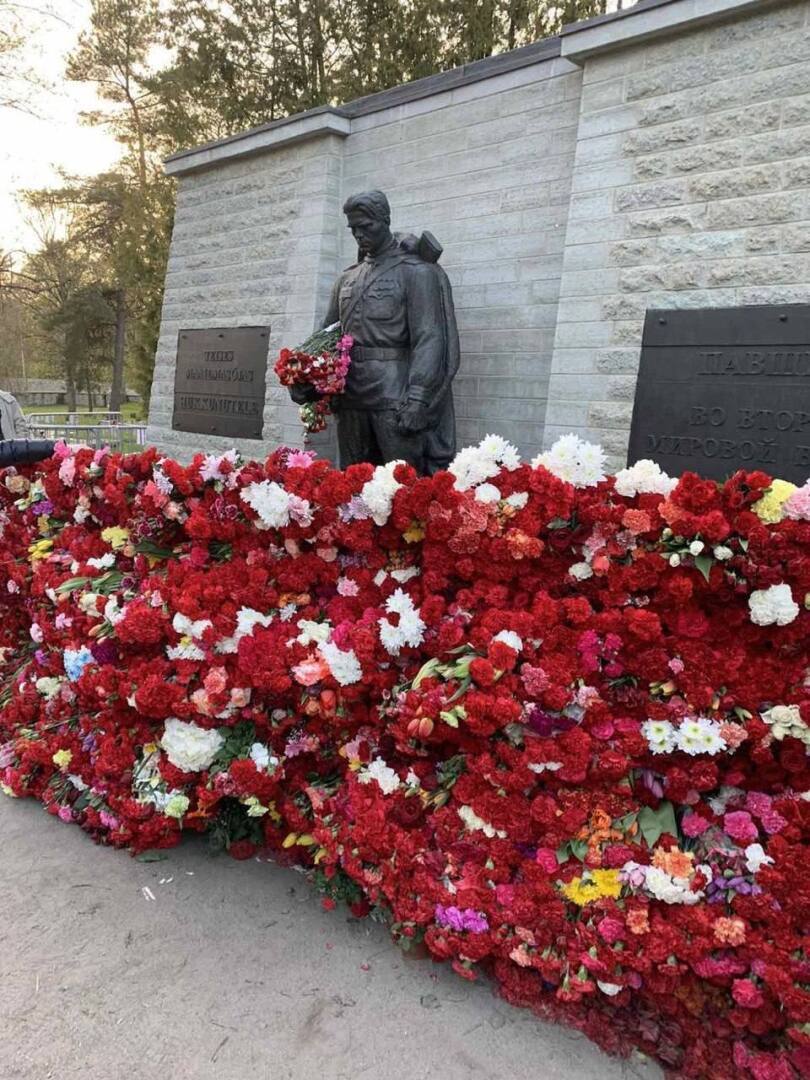 А так сегодня выглядит памятник советским солдатам в Таллине. По пояс в цветах.