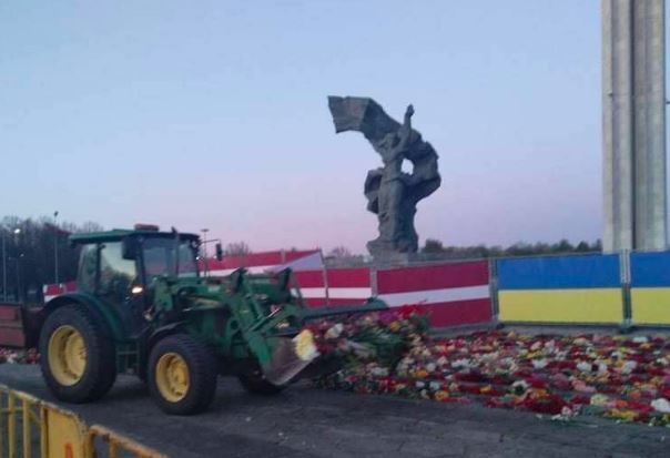 Россия должна наказать обезумевшую власть Латвии!