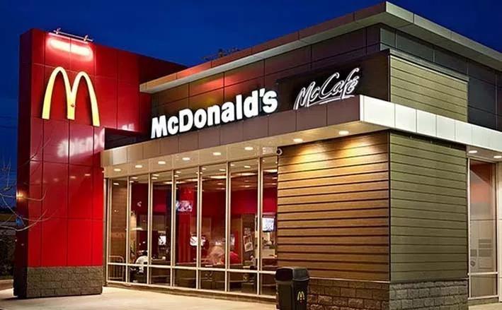 McDonald's может заработать в РФ под другим брендом. Окончательное решение ещё не принято, но компания намерена спасти уже вложенные в РФ средства