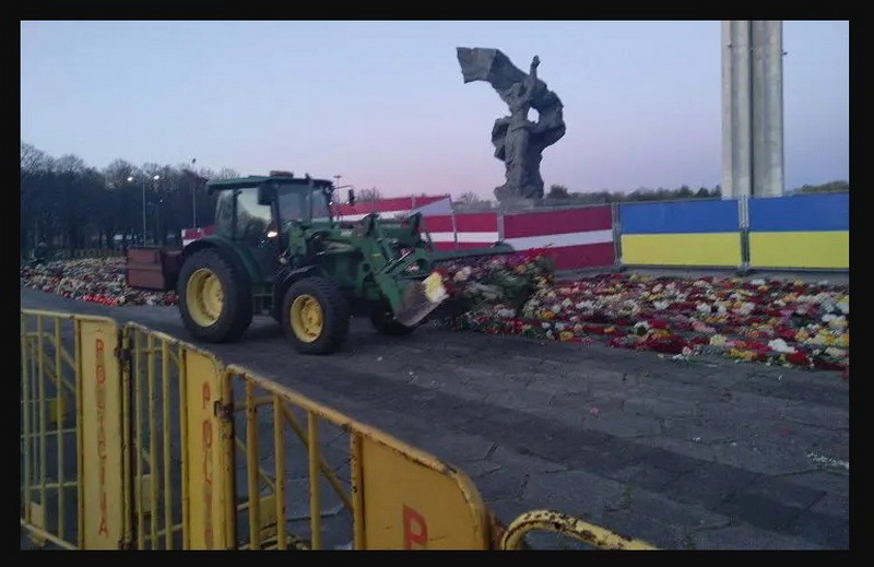 В Латвии бульдозером убрали возложенные 9 мая к памятнику Освободителям Риги цветы