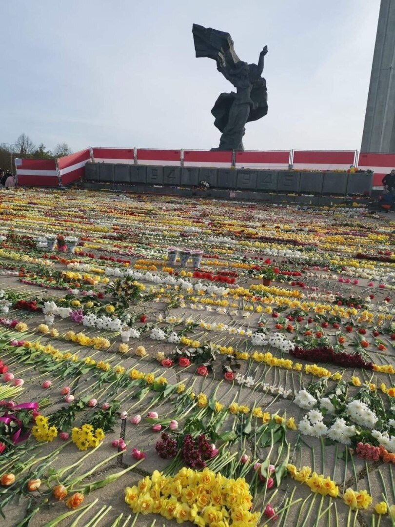 А рижане взяли и НАЗЛО нацистским уродам во власти принесли на следующий день ещё больше цветов