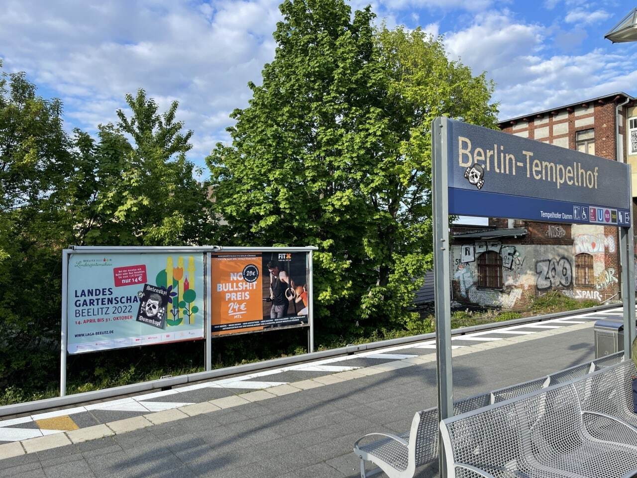 Оказывается расклейкой занимаются немецкие антифашисты...