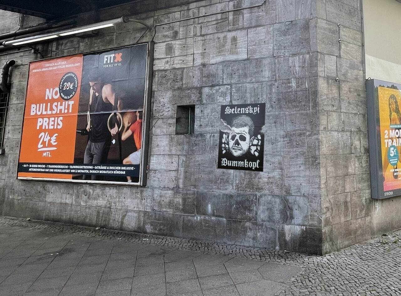 Оказывается расклейкой занимаются немецкие антифашисты...