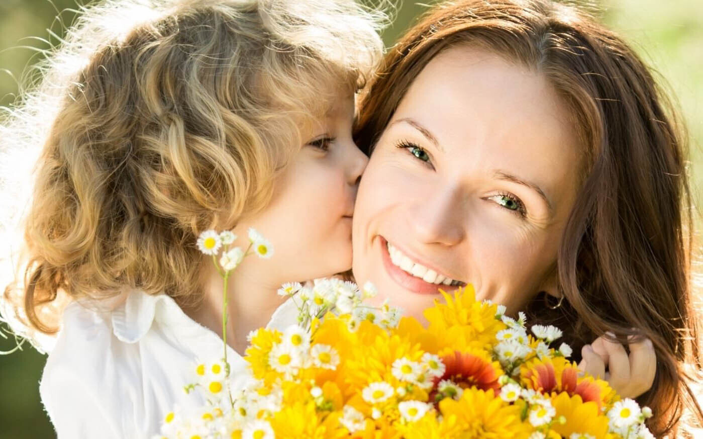 Праздник мама и цветы. День матери. С днем мамы. Женщина с ребенком. Улыбка мамы.