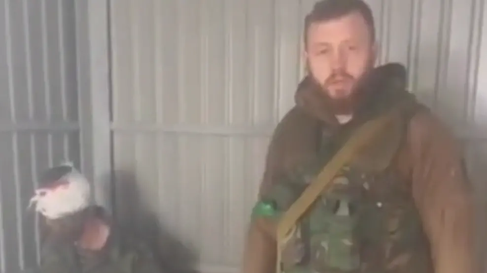 Кровавый блогер: Нацист Дмитрий Кухарчук пытает русских военнопленных на Украине ради лайков в соцсетях