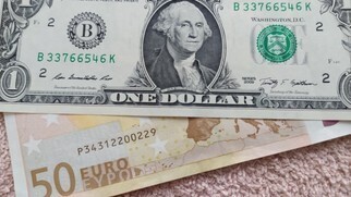 Евро рухнул. Кому это выгодно?
