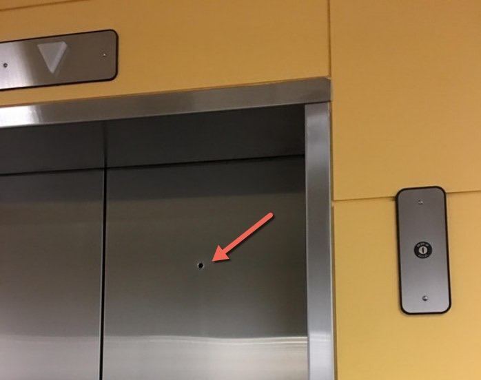 Что это за дырка в двери лифта?