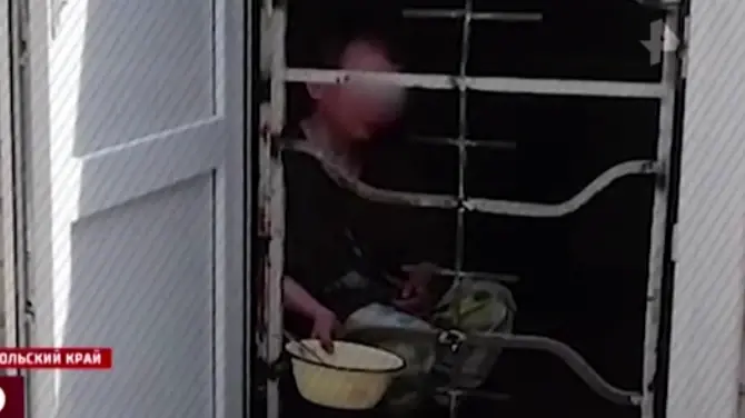 В Ставропольском крае мать сделала из 9-летнего приемного сына раба, поместив за решетку и кормя «отбросами». Соседям сказала, что это «трудотерапия»