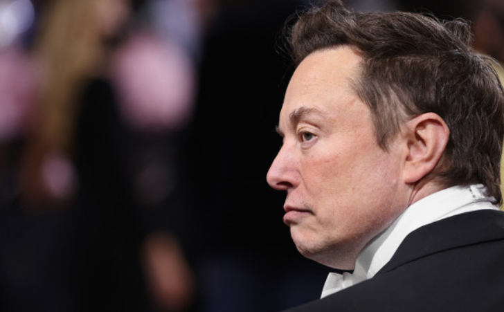 Илон Маск приостановил сделку по покупке Twitter