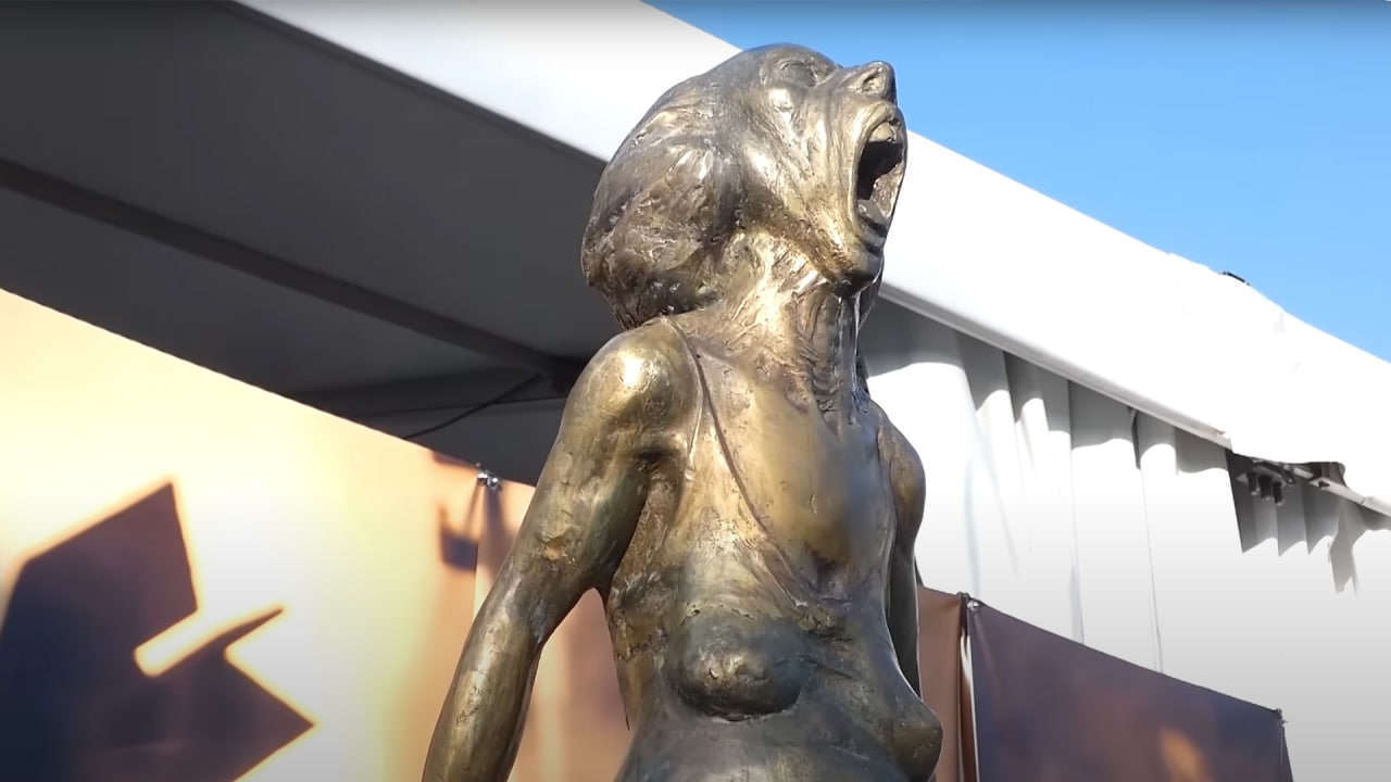 Скульптура крик матери Украины в Болгарии