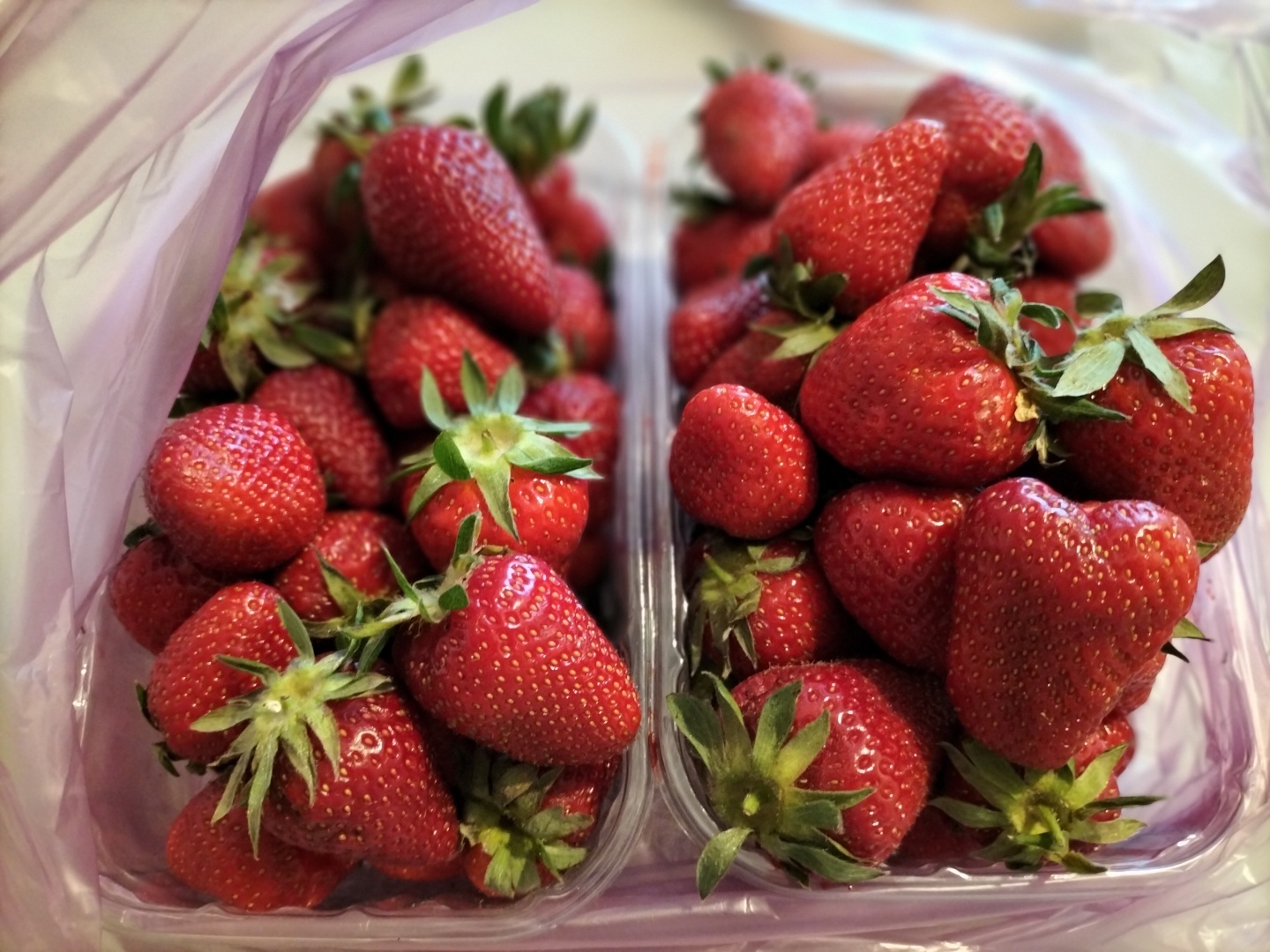 В Крыму повезли недорогие овощи и клубнику из Херсона. Фото и цены. Ими уже торгуют в Севастополе и по всему Крыму