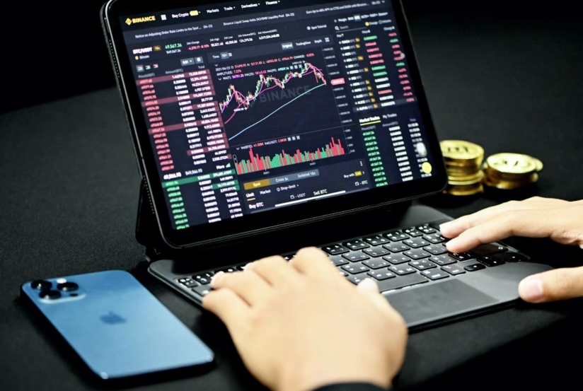 Биткоин на уровне  947. Он сократился вдвое, как и весь рынок криптовалют