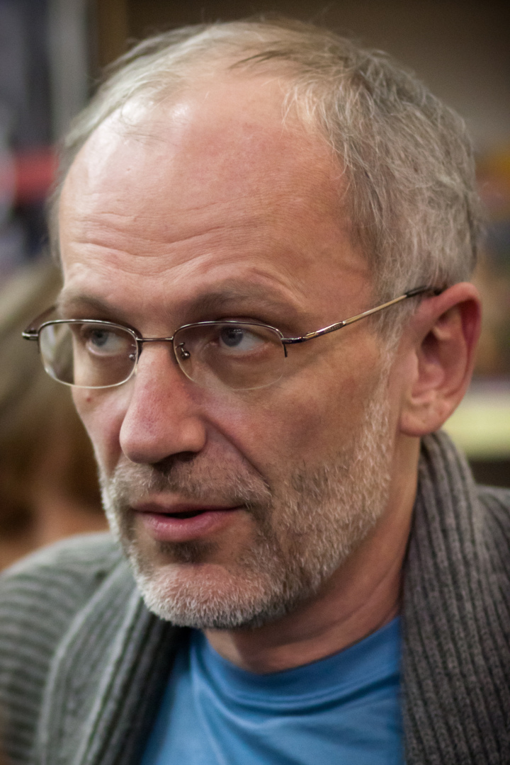 Гордон женился на 20-летней девушке