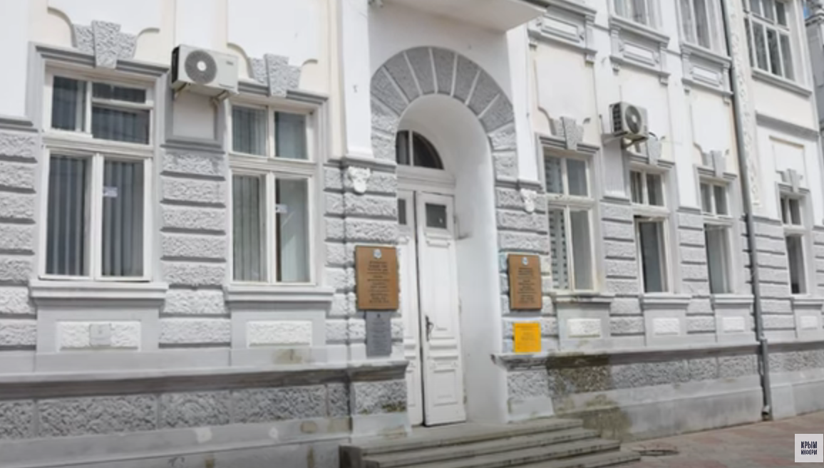 Укровандалы облили краской здание администрации Евпатории