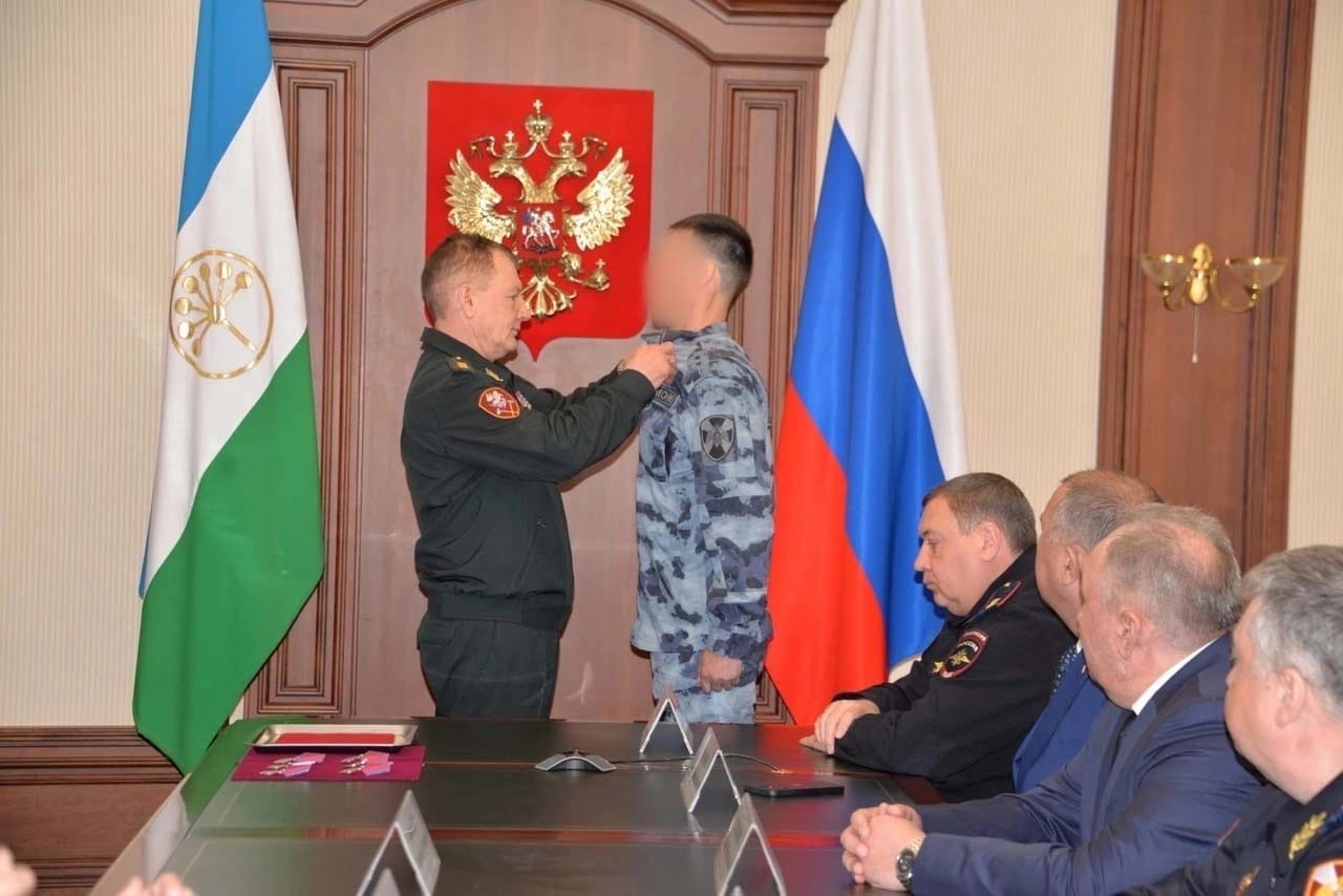 В Башкортостане командующий Приволжским округом Росгвардии вручил государственные награды сотрудникам ведомства, участникам спец. военной операции