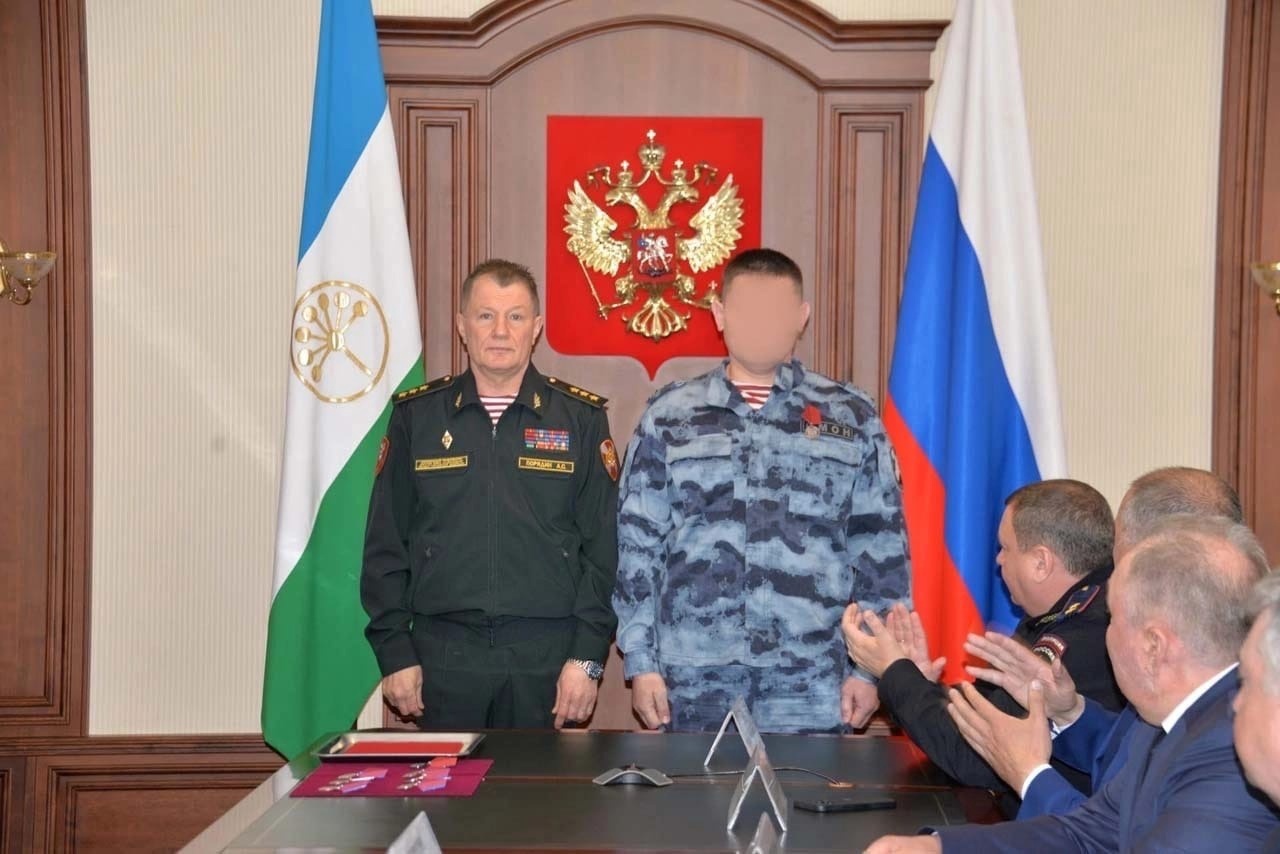 В Башкортостане командующий Приволжским округом Росгвардии вручил государственные награды сотрудникам ведомства, участникам спец. военной операции
