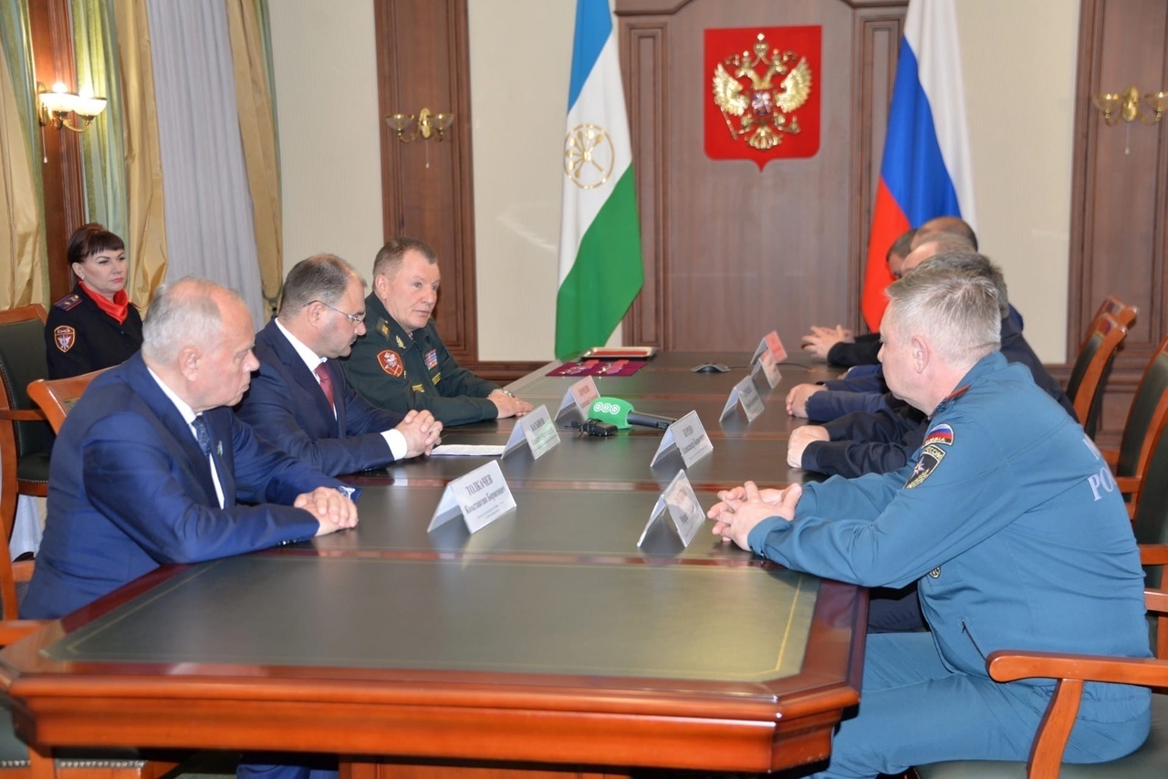 В Башкортостане командующий Приволжским округом Росгвардии вручил государственные награды сотрудникам ведомства, участникам спец. военной операции