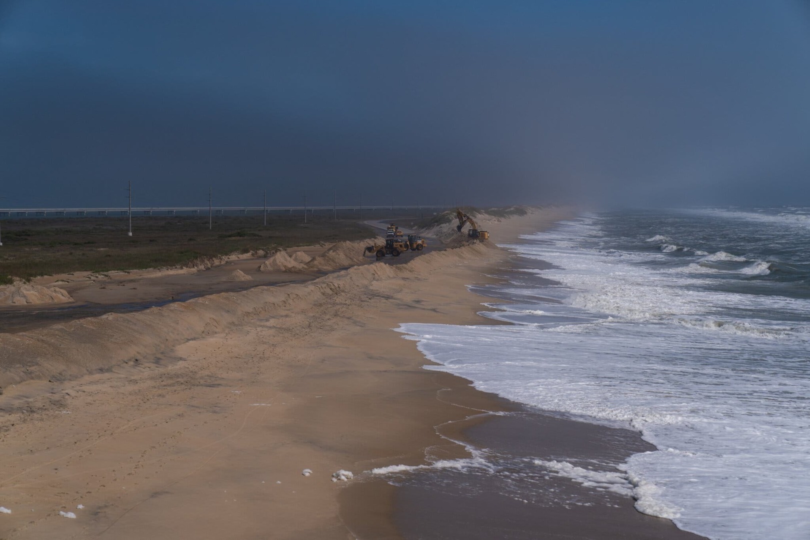 Пляжные домики на берегах поглощаются морем